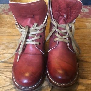 FRYE Sabrina 6G Lace Up Lug Sole Boots